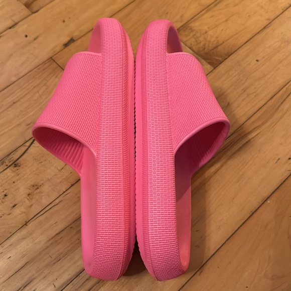 Mudd Women's Slide Sandals Fuchsia Size 8 - Picture 2 of 5